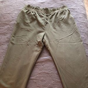 Who What Wear 1X camo green ankle pant.